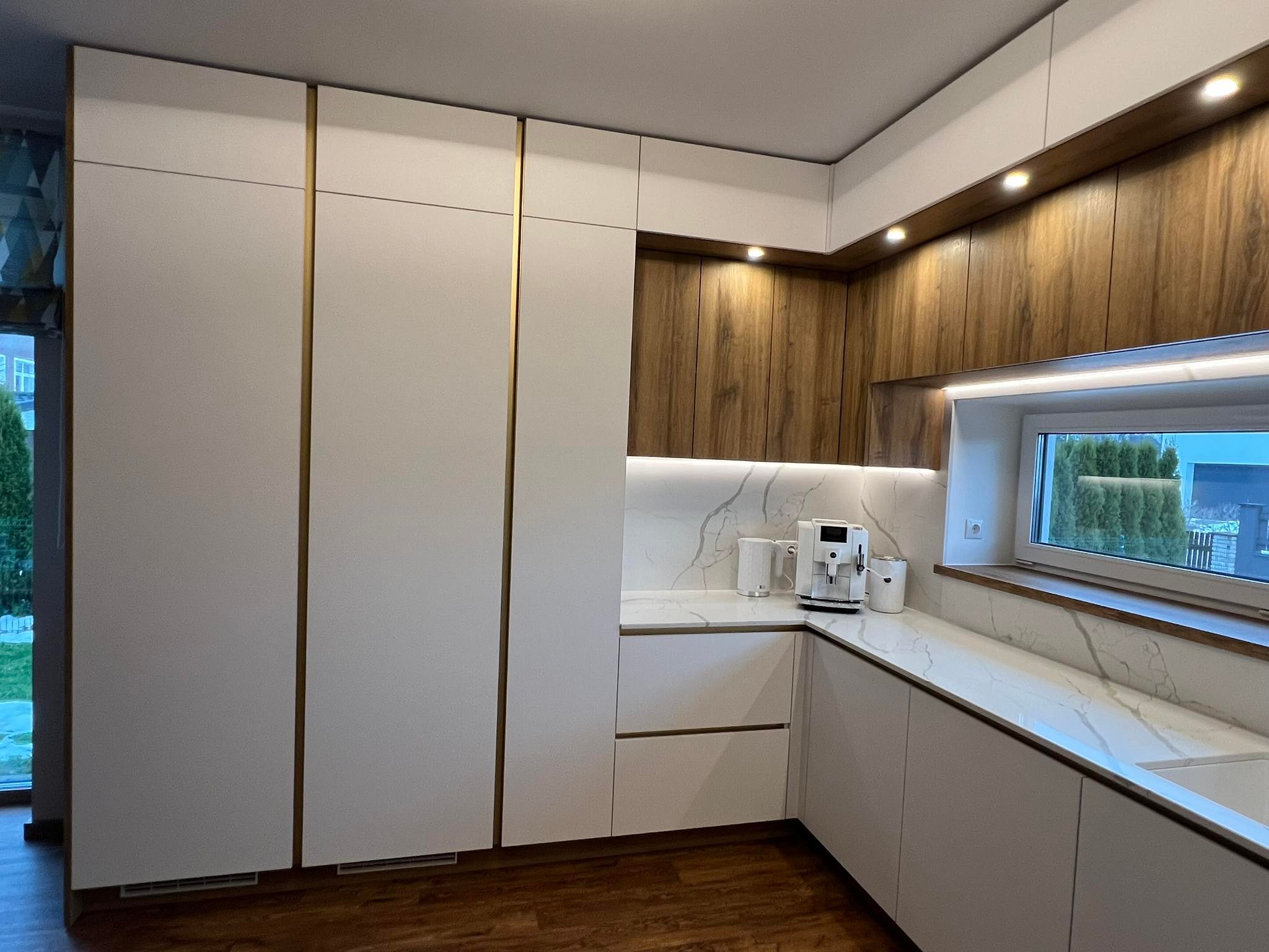 Kitchen with marble backsplash